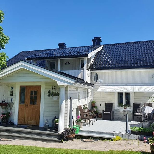 Hvitt hus med svart tak